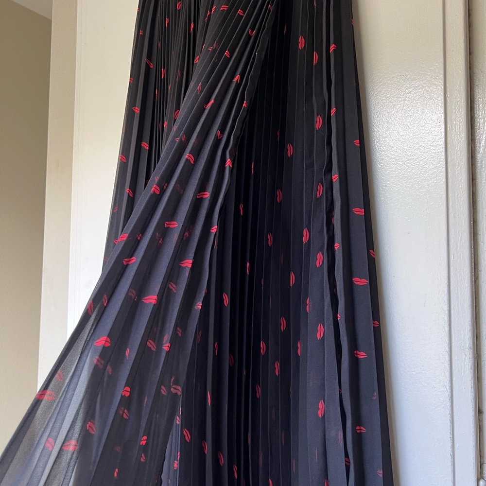 Elegant Black Maxi Skirt with Red Lip Pattern - Picture 2 of 7